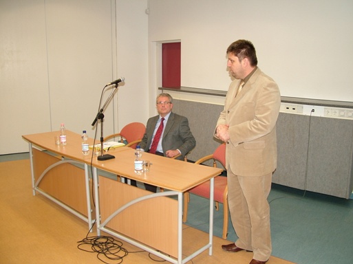 Gelencsér Attila beszéd közben 01_619_20081213152105_75.JPG