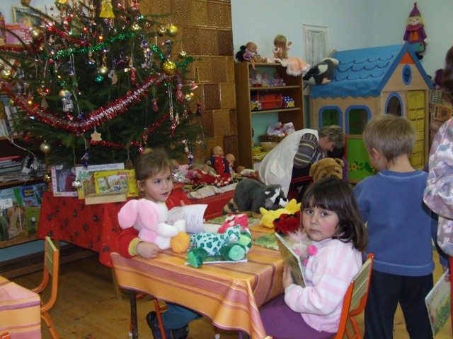 Ajándékokat kaptak a gyerekek