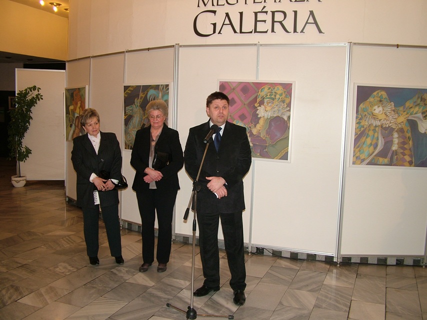 Gelencsér Attila beszéd közben Tiffany-képek és selyemfestmények - Farsangi kettőstárlat a Megyeháza Galériában