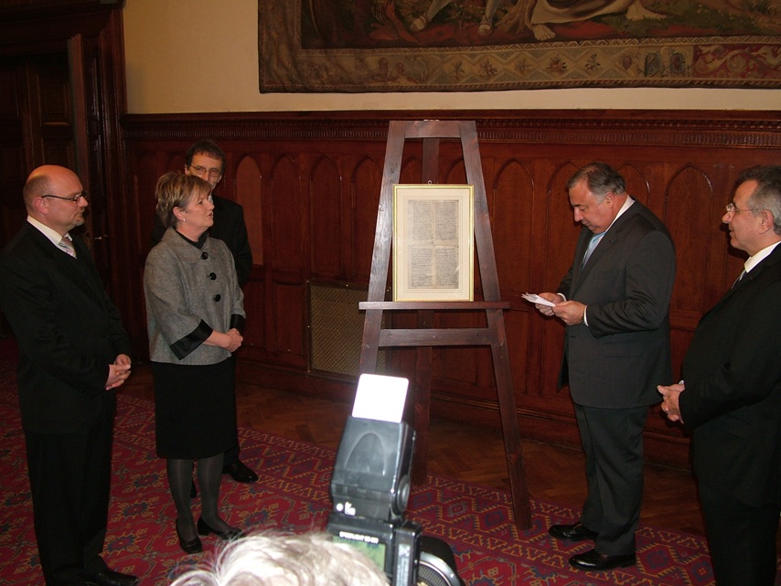 Hazatér az alapító okirat