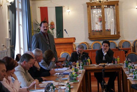 Felszólaló a gyűlésen Igazgatótanács ülése