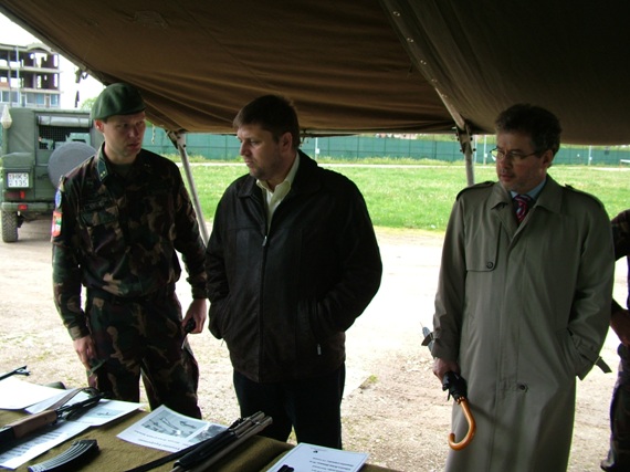 fegyverzettechnikai_bemutato_a_magyar_katonai_kontingensnel_gelencser_attila_varga_imre_nagykovet_398_20090506225350_962.JPG