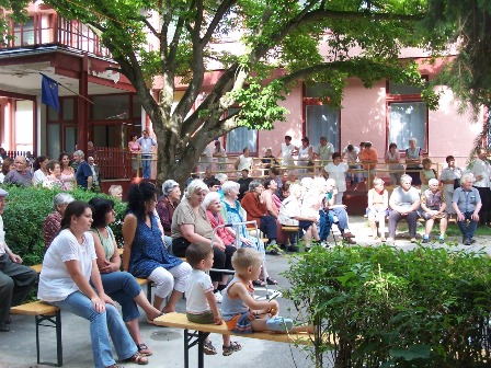 Nyárköszöntő kerti parti a patalomi Park Szociális Otthonban