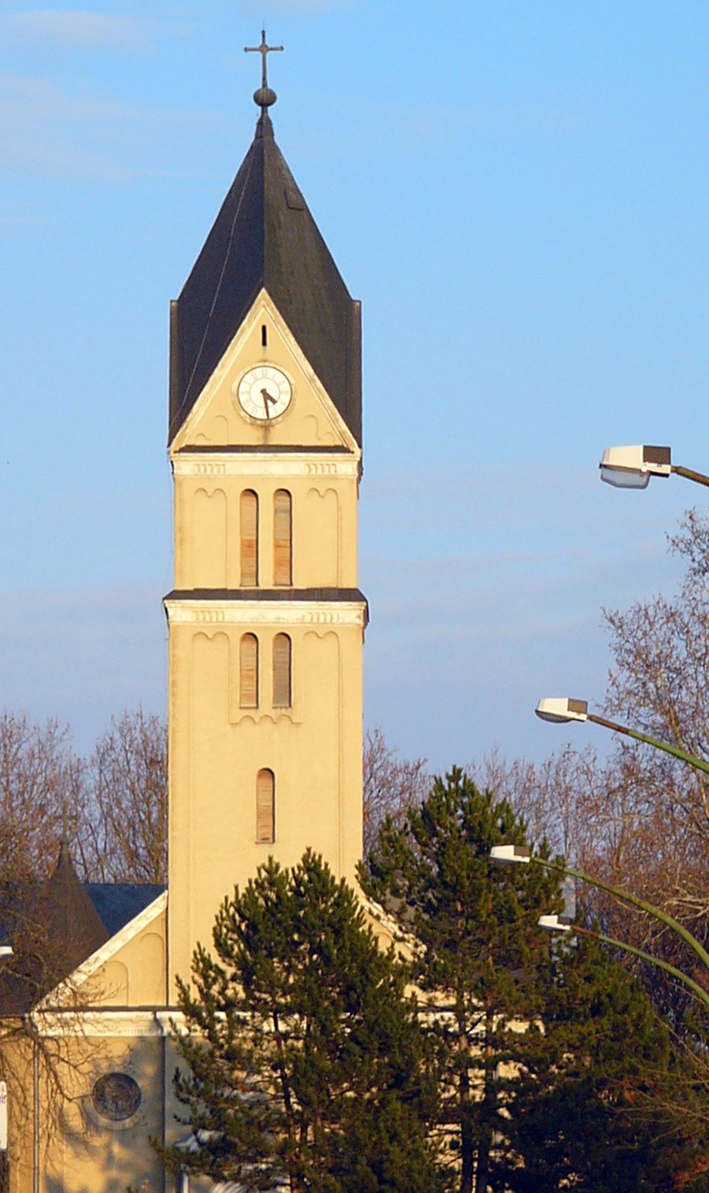 Bomba a templomnál, gázömlés a faluban