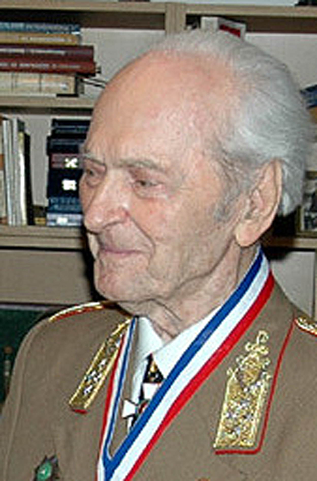 Meghalt Király Béla