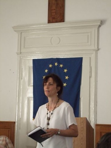 Gróti Mónika az intézmény igazgatója köszönti a vendégeket és a projektnap résztvevőit. Gróti Mónika az intézmény igazgatója köszönti a vendégeket és a projektnap résztvevőit.