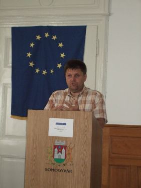Gelencsér Attila a Somogy Megyei Közgyűlésének elnöke a fővédnök projekt indító köszöntője. Gelencsér Attila a Somogy Megyei Közgyűlésének elnöke a fővédnök projekt indító köszöntője.