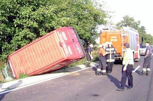 Ducato az árokban karambol, baleset