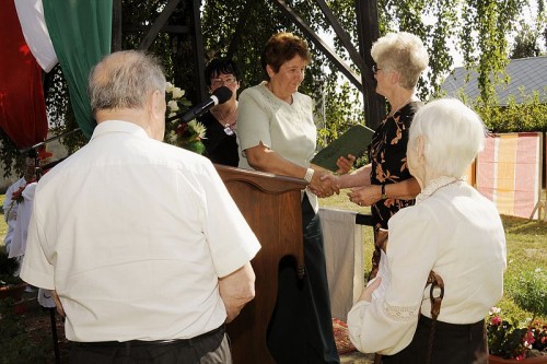 Dr. Sárközy Eszeter átveszi a díszpolgári oklevelet Nagybajom