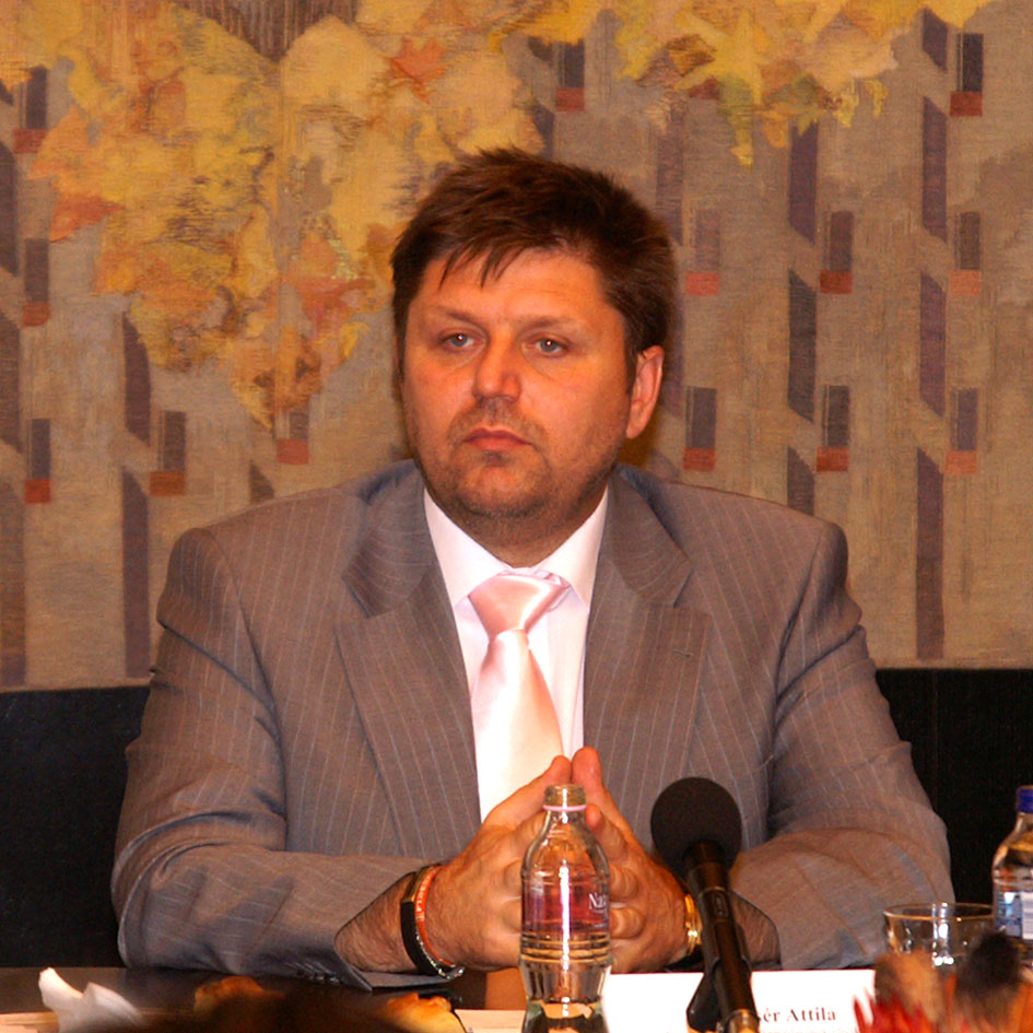 A kormány szétveri a kórházakat