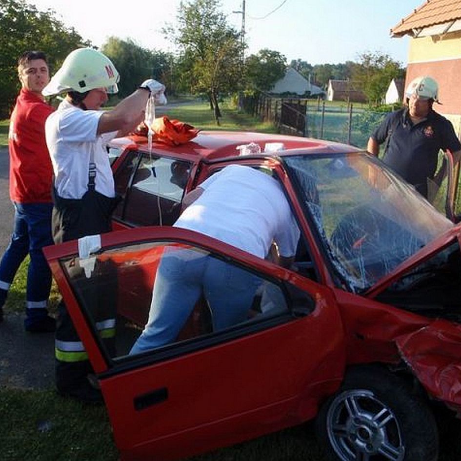 Személyautó és vontató karambolja