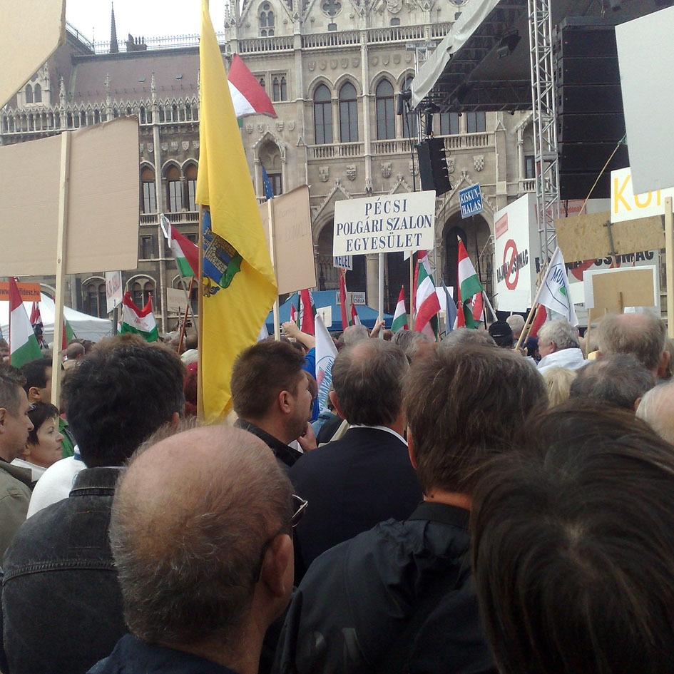 Tízezren tüntettek