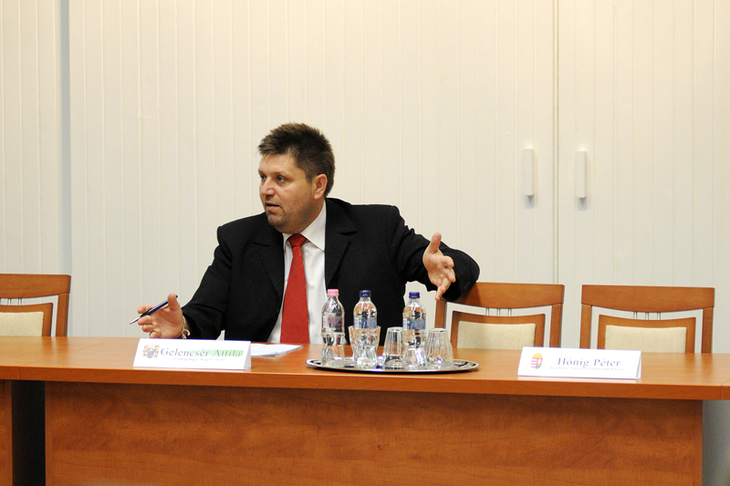 Fontosabb volt Hónignak a koccintás, mint a szárnyvonalak - VIDEO-