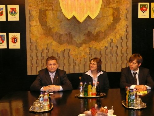 A roma vezetők is most tudták meg, hogy felléphetnek Pécsett a cigány művészek