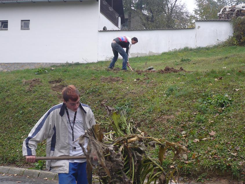 Végeztek az őszi munkálatokkal a kaposvári Nyár utcai Gyermek-és Utógondozó Otthonban
