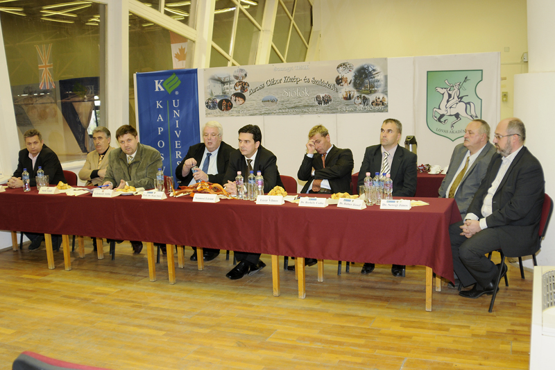 Lóra termett diákok