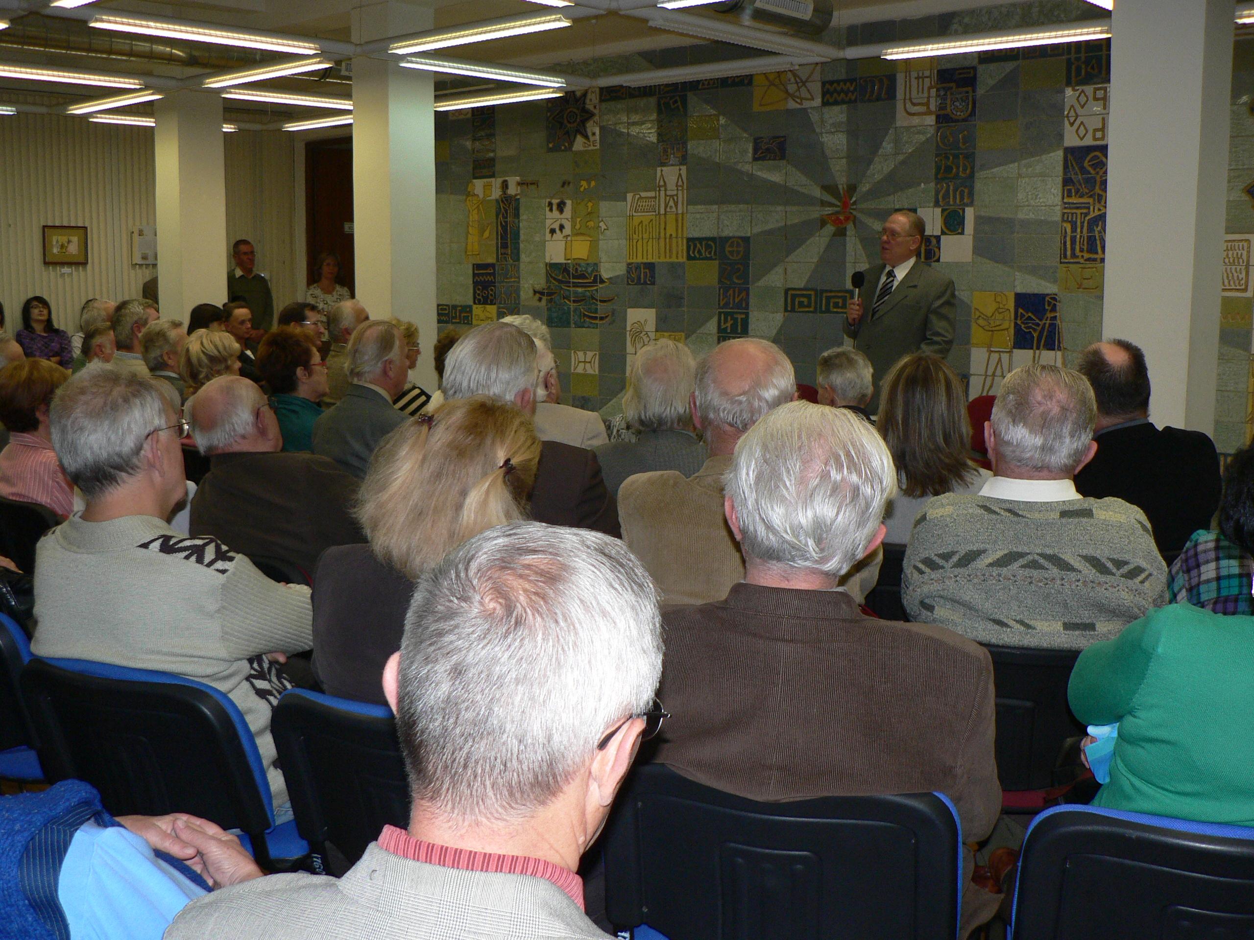 Könyvtárban a tudósok