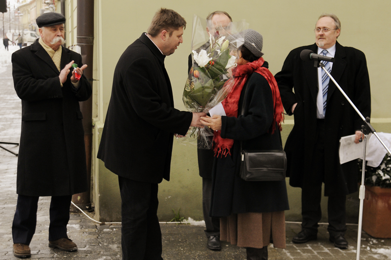Gelencsér Attila virággal kedveskedett Gera Katalinnak