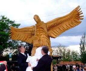 Elkészült a fonyódi összetartozás szobra