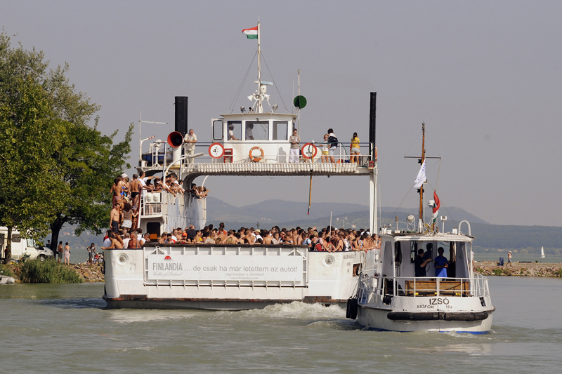 Nyár végére halasztották a Balaton átúszását
