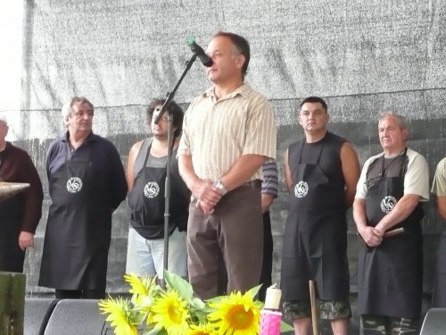 Lovat patkoltak és szerelmet kovácsoltak
