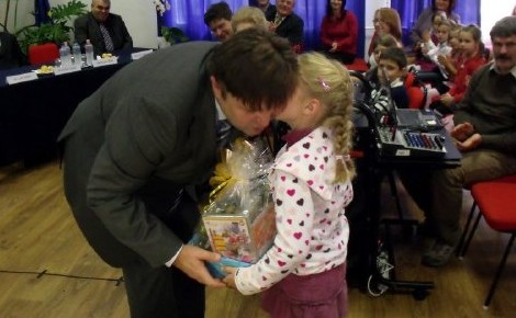 Lovagias gyermekek adakoztak