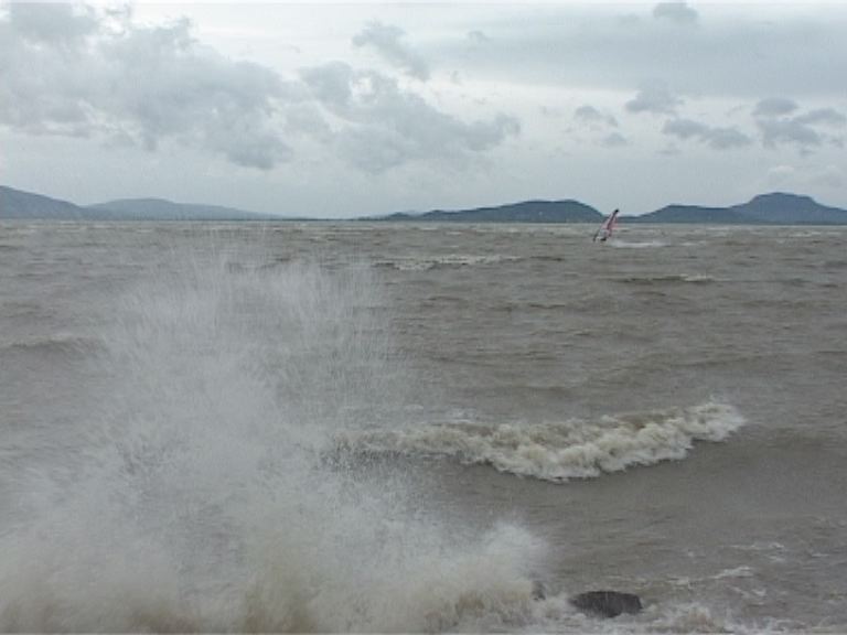 Felborult vitorlásról mentettek a rendőrök