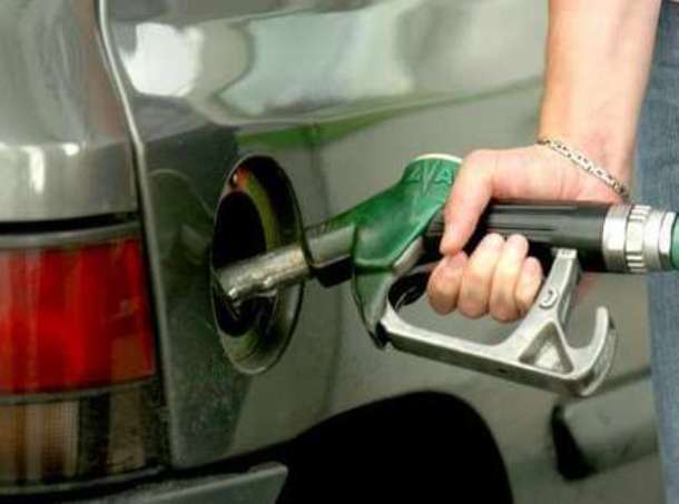 Csütörtökön csökken a benzin ára