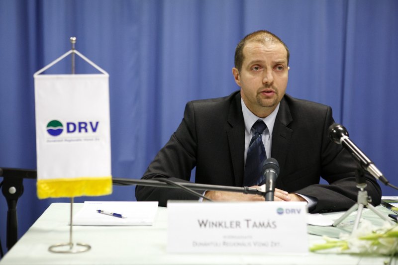 Tiszta vizet öntöttek a pohárba