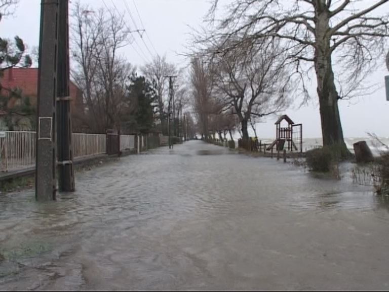 A víz az úr a Balatonnál
