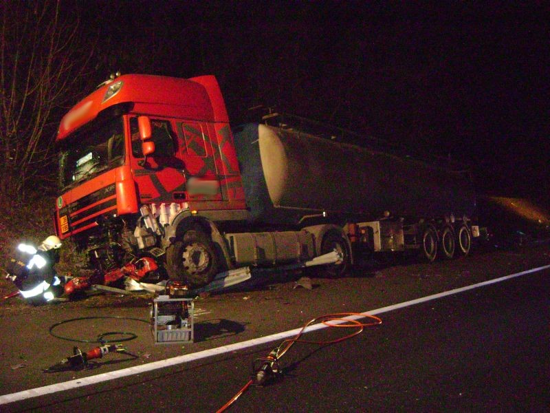 Szalagkorlátnak ütközött egy tartályos jármű az M7-en