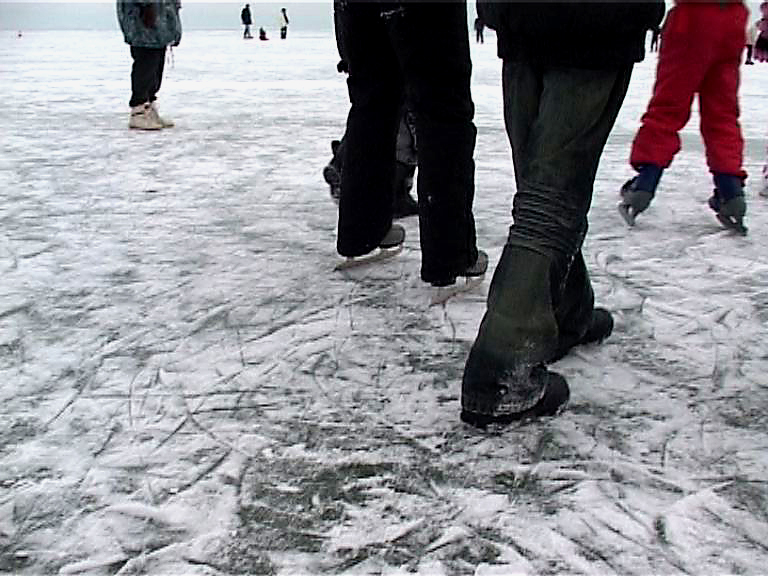 Ismét lehet korcsolyázni a Balatonon