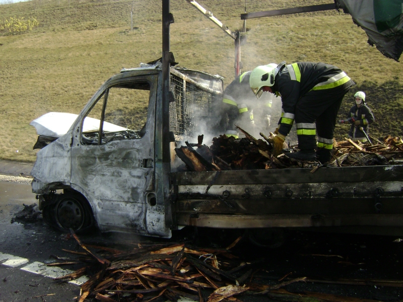 Kigyulladt egy teherautó az M7-en