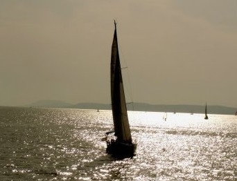 Újabb vitorlást mentettek ki a Balatonból