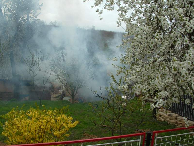 Tűz egy kapolyi füstölőben