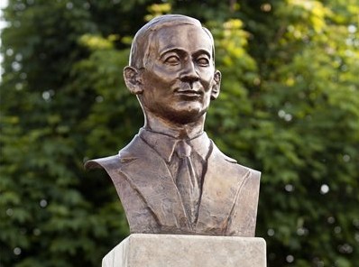 Az összetartozás szimbóluma kapott szobrot