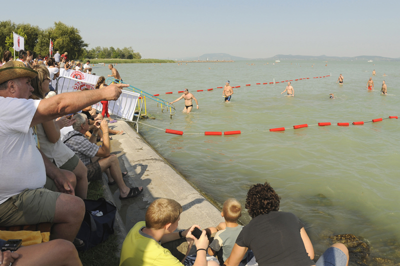 Július első szombatja a Balaton átúszásé