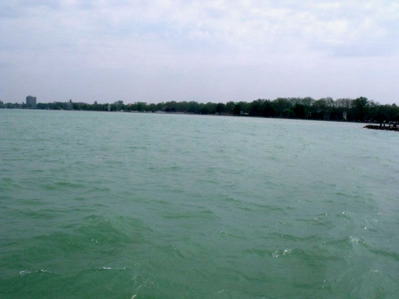Mozdul a Balaton