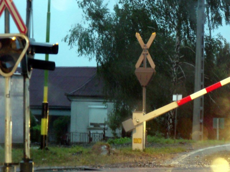 Átjáróban rendőrök és vasutasok