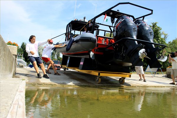 Munkába állt a balatoni mentőhajó