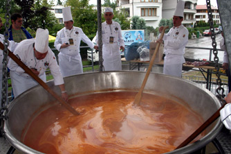 Rekordmennyiségű halászlé főtt Lellén