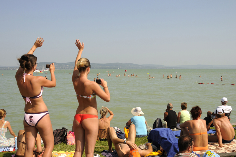 Halasztják a Balaton-átúszást