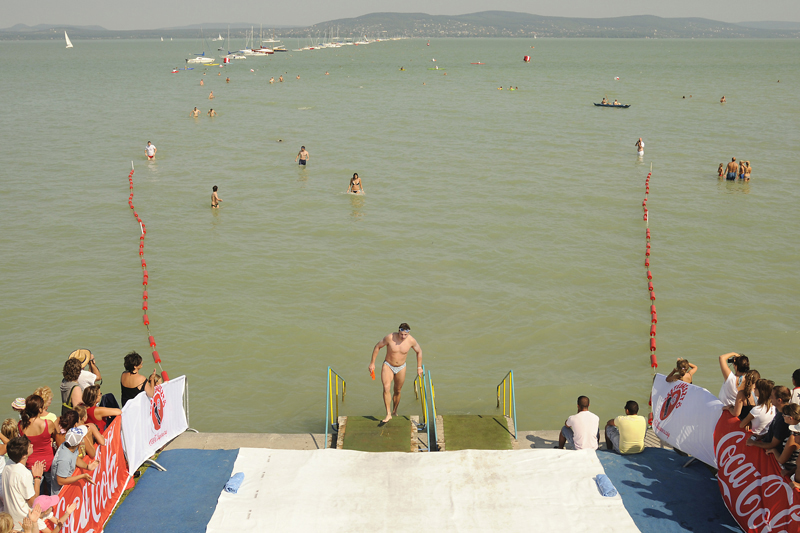 Újra halasztják a Balaton-átúszást