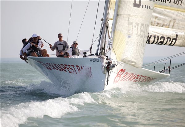 Elrajtolt a Kékszalag