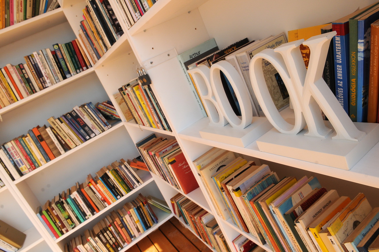 Parton is olvashatnak a Siófokon nyaralók