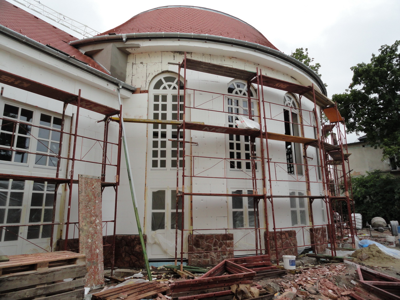 Célegyenesben a pláza építése