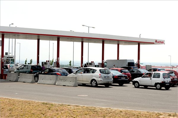 Nyolc forinttal drágulnak az üzemanyagok