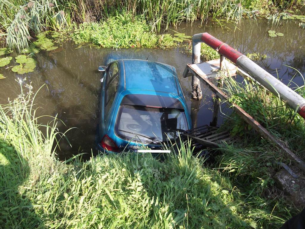 Patakból húzták ki az autót a tűzoltók