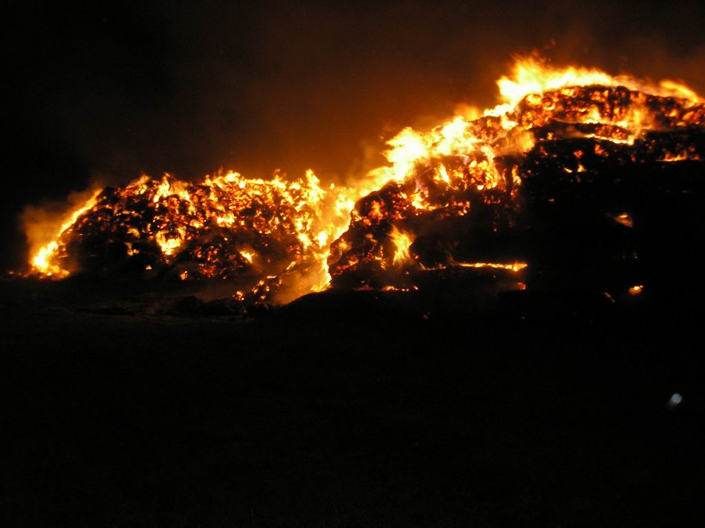 Több ezer szalmabála égett Homokszentgyörgyön