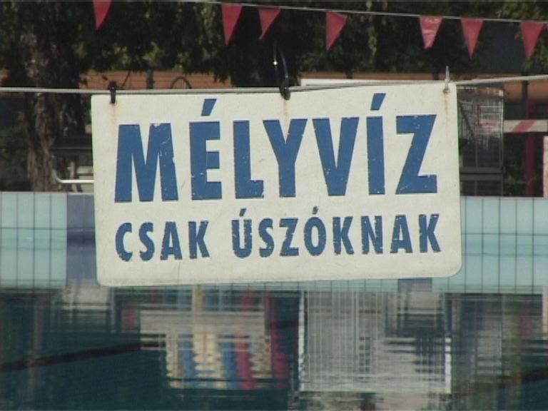 Ingyen tanulnak meg úszni a kaposvári gyermekek